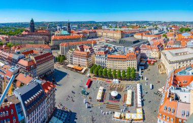 Dresden, Almanya, 8 Ağustos 2022: Dresden, Almanya 'daki Neumarkt Meydanı.