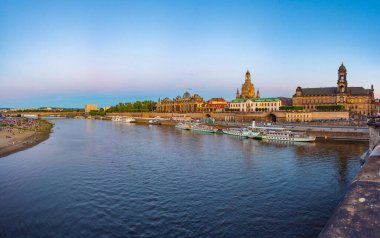 Dresden, Almanya, 6 Ağustos 2022: Almanya 'daki eski Dresden kasabasının günbatımı manzarası.