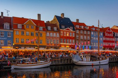 Kopenhag, Danimarka, 23 Haziran 2022: Danimarka 'nın orta Kopenhag kentindeki eski Nyhavn limanının günbatımı..