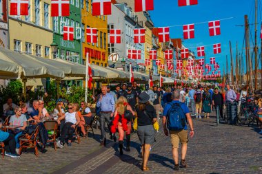 Kopenhag, Danimarka, 23 Haziran 2022: Orta Kopenhag 'daki eski Nyhavn limanının görüntüsü..