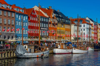 Kopenhag, Danimarka, 23 Haziran 2022: Orta Kopenhag 'daki eski Nyhavn limanının görüntüsü..