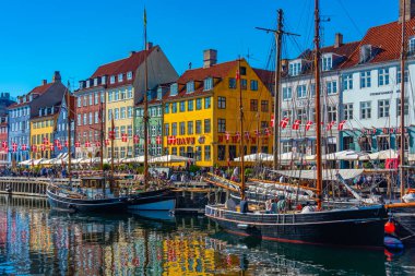 Kopenhag, Danimarka, 23 Haziran 2022: Orta Kopenhag 'daki eski Nyhavn limanının görüntüsü..