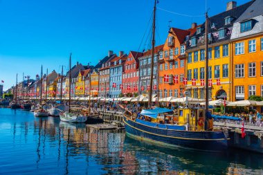 Kopenhag, Danimarka, 23 Haziran 2022: Orta Kopenhag 'daki eski Nyhavn limanının görüntüsü..
