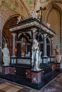 Roskilde, Danimarka, 23 Haziran 2022: Danimarka 'daki Roskilde Katedrali' nin içindeki kraliyet mezarları.