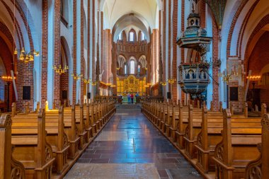 Roskilde, Danimarka, 23 Haziran 2022: Danimarka 'daki Roskilde katedralinin içi.