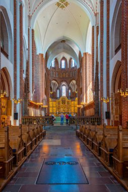 Roskilde, Danimarka, 23 Haziran 2022: Danimarka 'daki Roskilde katedralinin içi.