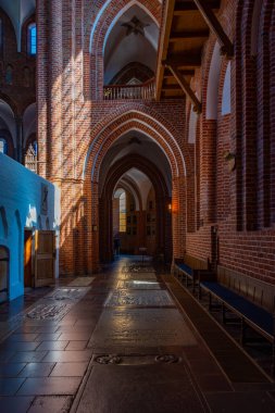Roskilde, Danimarka, 23 Haziran 2022: Danimarka 'daki Roskilde katedralinin içi.