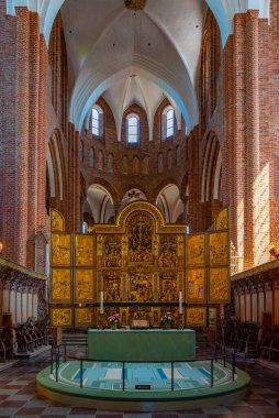 Roskilde, Danimarka, 23 Haziran 2022: Danimarka 'daki Roskilde katedralinin içi.