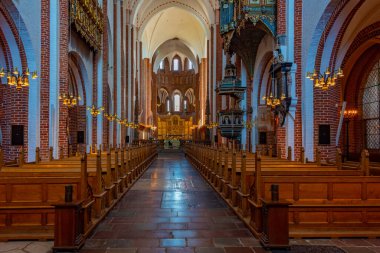 Roskilde, Danimarka, 23 Haziran 2022: Danimarka 'daki Roskilde katedralinin içi.