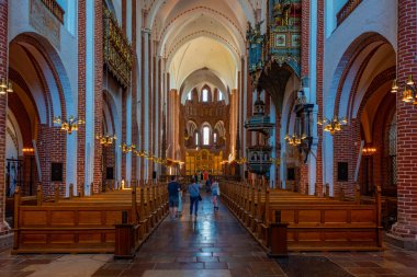 Roskilde, Danimarka, 23 Haziran 2022: Danimarka 'daki Roskilde katedralinin içi.
