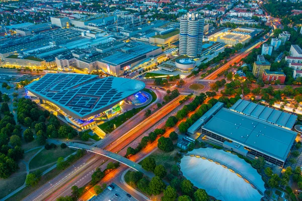 Münih, Almanya, 14 Ağustos 2022: Alman kenti Münih 'teki BMW Welt' in günbatımı hava manzarası.