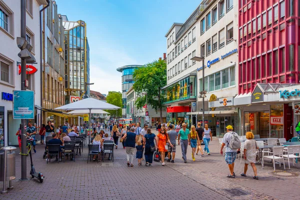 Ulm Niemcy Sierpnia 2022 Ludzie Spacerujący Starym Mieście Niemieckiego Miasta — Zdjęcie stockowe