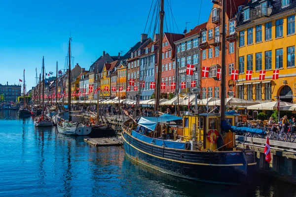 Kopenhag, Danimarka, 23 Haziran 2022: Orta Kopenhag 'daki eski Nyhavn limanının görüntüsü..
