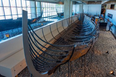 Roskilde, Danimarka, 23 Haziran 2022: Roskilde, Danimarka 'daki Viking Gemi Müzesi' nde kazılmış viking tekneleri.