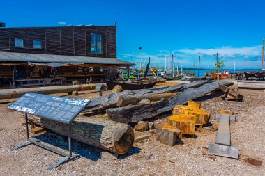 Roskilde, Danimarka, 23 Haziran 2022: Roskilde, Danimarka limanında yeniden inşa edilen Viking gemileri.