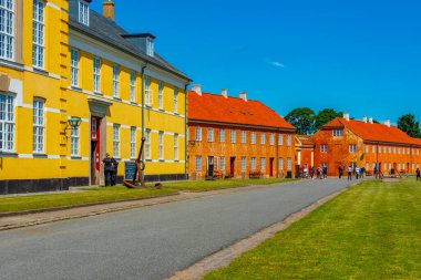 Helsingor, Danimarka, 23 Haziran 2022: Danimarka 'daki Krongborg kalesinde renkli evler.