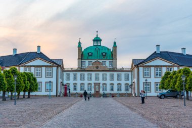 Fredensborg, Danimarka, 22 Haziran 2022: Danimarka 'daki Fredensborg Slot Sarayı' nın günbatımı.