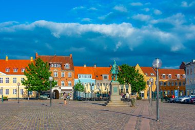 Fredensborg, Danimarka, 22 Haziran 2022: Koge, Danimarka 'daki Torvet Meydanı' nda yaz günü.
