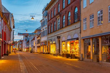 Helsingor, Danimarka, 21 Haziran 2022: Helsingor, Danimarka 'nın merkezindeki bir caddenin gün batımı manzarası.