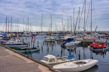 Helsingor, Danimarka, 21 Haziran 2022: Helsingor, Danimarka 'da bir marinanın gün batımı manzarası.