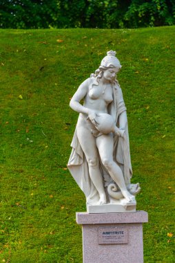 Hillerod, Danimarka, 21 Haziran 2022: Danimarka 'daki Frederiksborg Slot Sarayı bahçesinde heykel.