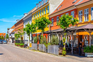 Soro, Danimarka, 21 Haziran 2022: İnsanlar Danimarka 'nın Soro kentinde güneşli bir günün tadını çıkarıyorlar.