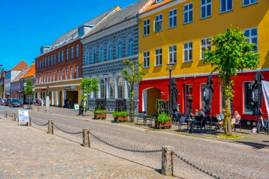 Soro, Danimarka, 21 Haziran 2022: İnsanlar Danimarka 'nın Soro kentinde güneşli bir günün tadını çıkarıyorlar.