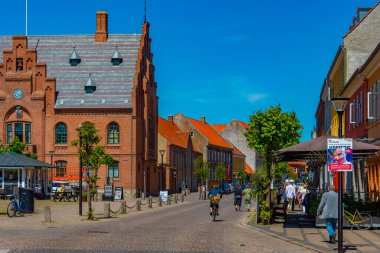 Soro, Danimarka, 21 Haziran 2022: İnsanlar Danimarka 'nın Soro kentinde güneşli bir günün tadını çıkarıyorlar.