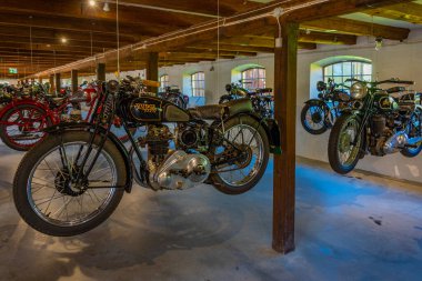 Egeskov slot, Danimarka, 21 Haziran 2022: Danimarka 'daki Egeskov yuvasında eski motosikletler.