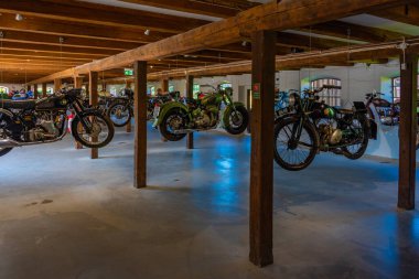Egeskov slot, Danimarka, 21 Haziran 2022: Danimarka 'daki Egeskov yuvasında eski motosikletler.
