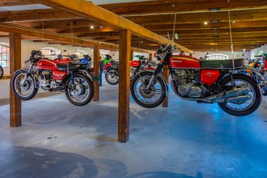 Egeskov slot, Danimarka, 21 Haziran 2022: Danimarka 'daki Egeskov yuvasında eski motosikletler.