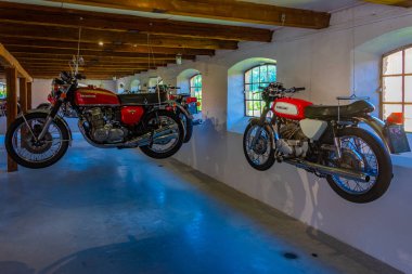 Egeskov slot, Danimarka, 21 Haziran 2022: Danimarka 'daki Egeskov yuvasında eski motosikletler.
