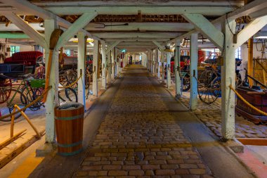 Egeskov slot, Danimarka, 21 Haziran 2022: Danimarka 'daki Egeskov yuvasında tarihi araçlar.