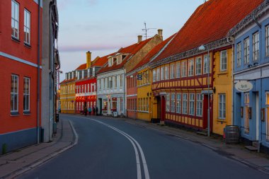 Svendborg, Danimarka, 20 Haziran 2022: Svendborg, Danimarka 'nın merkezindeki bir caddenin gün batımı manzarası.