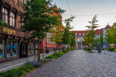 Svendborg, Danimarka, 20 Haziran 2022: Svendborg, Danimarka 'nın merkezindeki bir caddenin gün batımı manzarası.