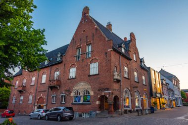 Svendborg, Danimarka, 20 Haziran 2022: Svendborg, Danimarka 'nın merkezindeki bir caddenin gün batımı manzarası.