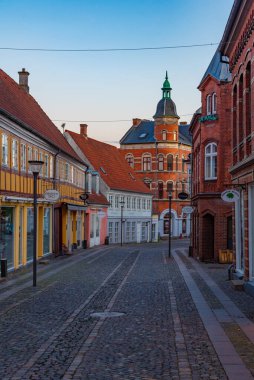 Svendborg, Danimarka, 20 Haziran 2022: Svendborg, Danimarka 'nın merkezindeki bir caddenin gün batımı manzarası.