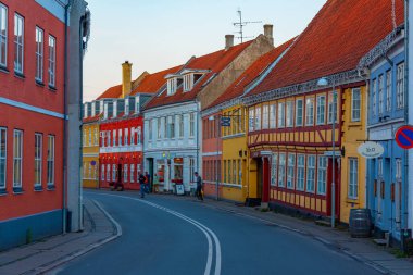 Svendborg, Danimarka, 20 Haziran 2022: Svendborg, Danimarka 'nın merkezindeki bir caddenin gün batımı manzarası.