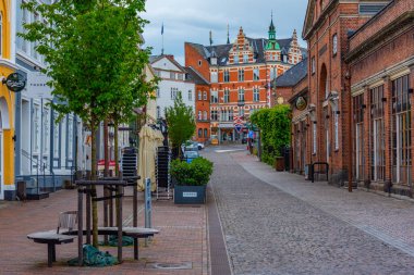 Svendborg, Danimarka, 20 Haziran 2022: Svendborg, Danimarka 'nın merkezinde bir sokak manzarası.