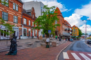Svendborg, Danimarka, 20 Haziran 2022: Svendborg, Danimarka 'nın merkezinde bir sokak manzarası.