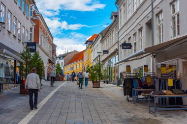Svendborg, Danimarka, 20 Haziran 2022: Svendborg, Danimarka 'nın merkezinde bir sokak manzarası.