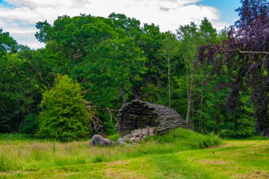 Tranekaer, Danimarka, 20 Haziran 2022: Danimarka 'da bir yaz günü Tranekaer Slot' a ait parkta sanatsal tesisler.