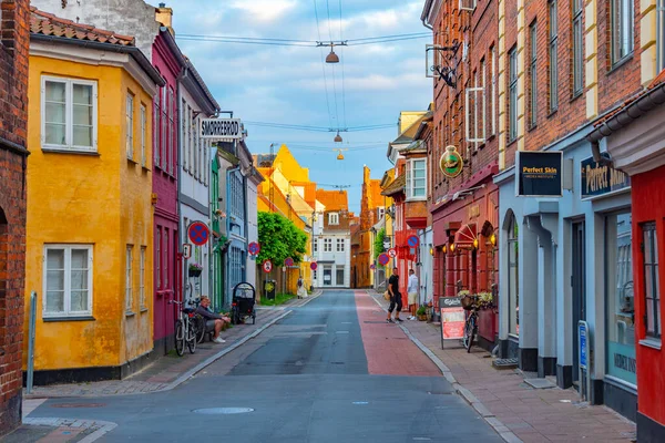 2022年6月21日デンマーク ヘルシンガー市中心部の通りの夕日 — ストック写真