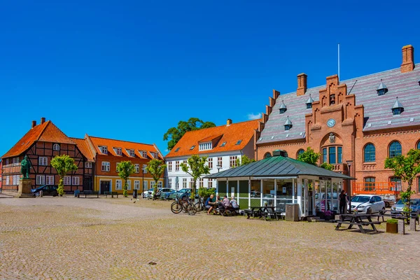 2022年6月21日デンマーク 人々はデンマークのソロの広場で晴れた日を楽しんでいます — ストック写真