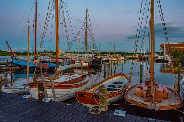 2022年6月20日 丹麦新堡 丹麦新堡码头旧船的日落 — 图库照片