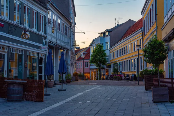 2022年6月20日デンマーク スベンボルグ デンマーク スベンボルグの中心部の通りの日没の景色 — ストック写真