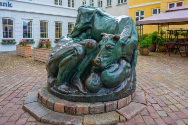 Faaborg, Danimarka, 20 Haziran 2022: Danimarka Faaborg kasabasında Ymerbronden heykeli.