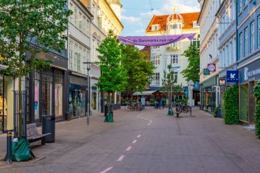 Odense, Danimarka, 19 Haziran 2022: Odense, Danimarka 'nın merkezindeki bir caddenin gün batımı manzarası.