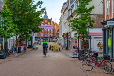 Odense, Danimarka, 19 Haziran 2022: Odense, Danimarka 'nın merkezindeki bir caddenin gün batımı manzarası.