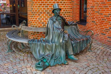 Odense, Danimarka, 19 Haziran 2022: Odense, Danimarka 'da Hans Christian Andersen heykeli.